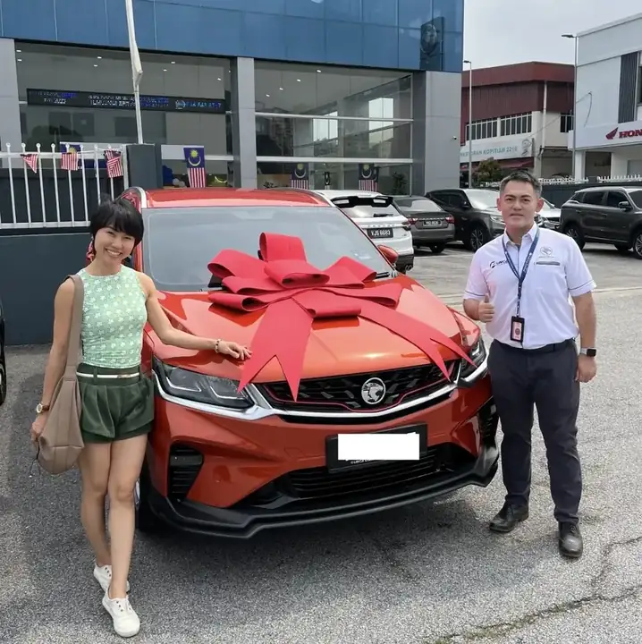 Pelanggan menerima kereta PROTON baharu dengan reben merah