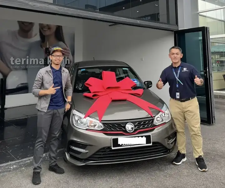 Momen penyerahan PROTON bersama pelanggan