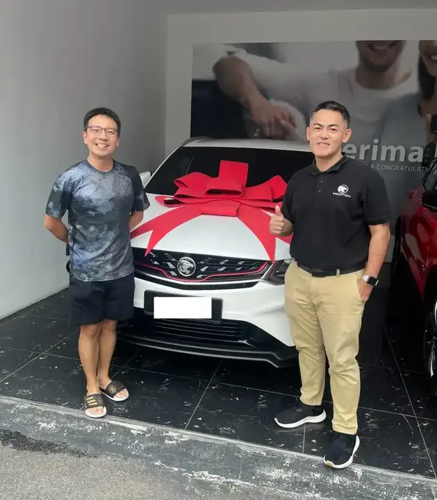 Pelanggan bersama PROTON baharu semasa penyerahan