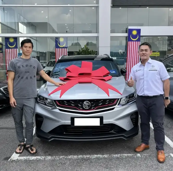 Pelanggan bergambar bersama PROTON baharu