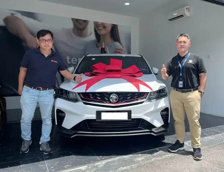 Pelanggan menerima PROTON putih bersama Dennis