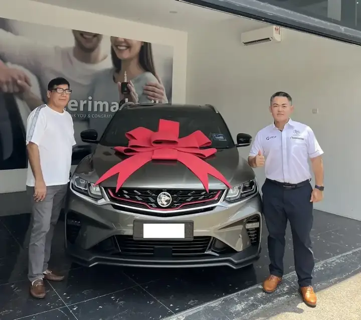 Pelanggan menerima PROTON baharu di bilik pameran