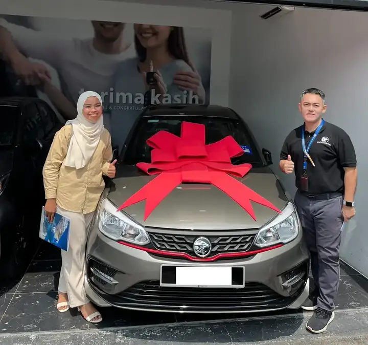 Penyerahan PROTON baharu kepada pelanggan bersama Dennis