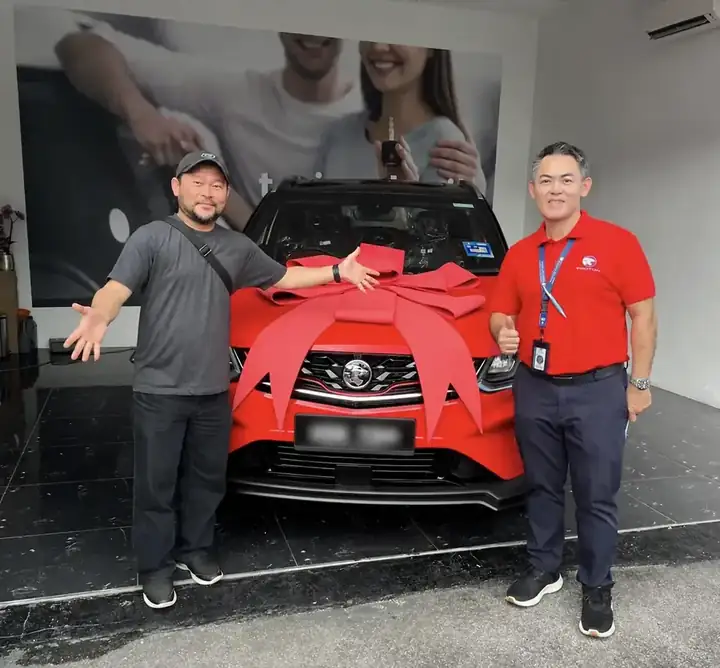 Momen penyerahan kereta PROTON kepada pelanggan