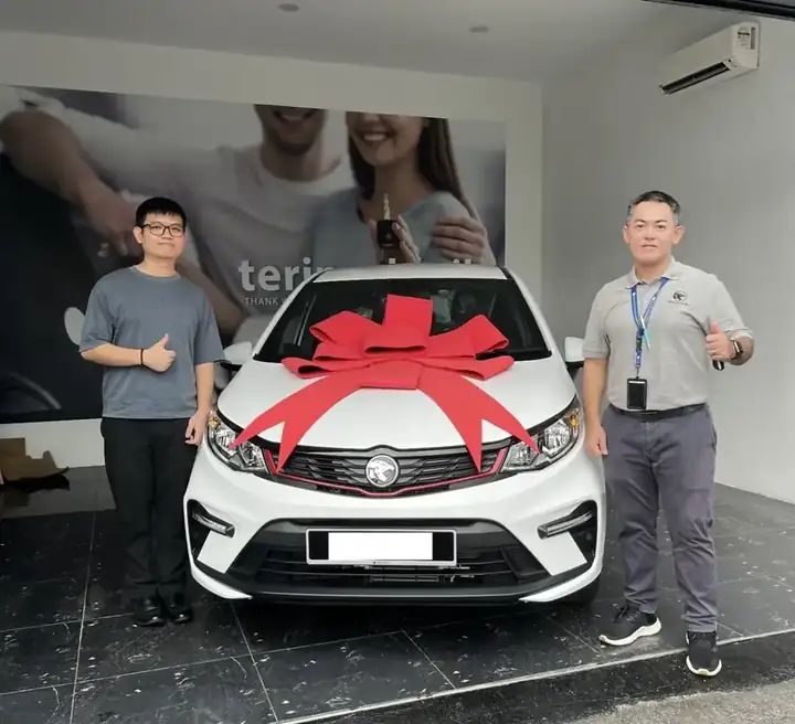Pelanggan bergambar bersama PROTON putih baharu