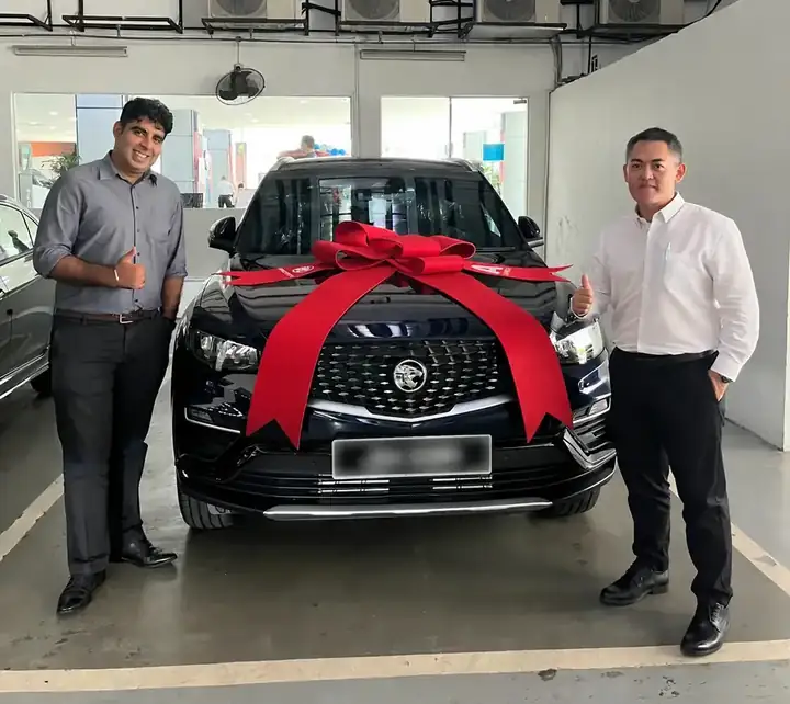 Penyerahan SUV PROTON hitam kepada pelanggan