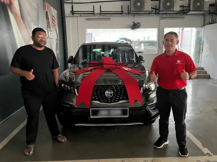 Pelanggan menerima SUV PROTON baharu