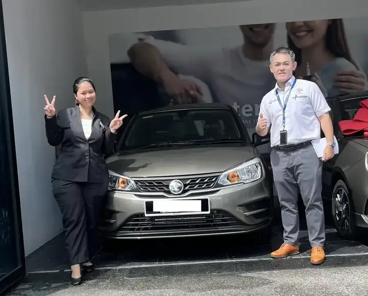 Pelanggan menerima kereta PROTON baharu bersama Dennis