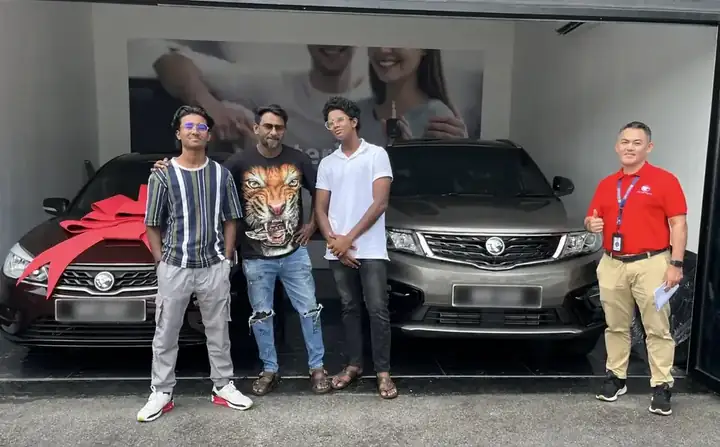 Keluarga menerima dua buah kereta PROTON bersama Dennis