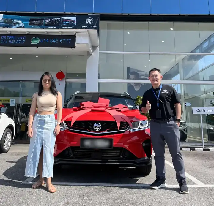 Penyerahan PROTON merah kepada pelanggan di bilik pameran