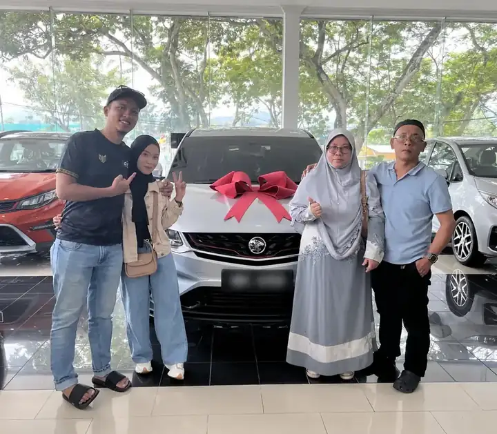 Keluarga menerima PROTON putih baharu di bilik pameran